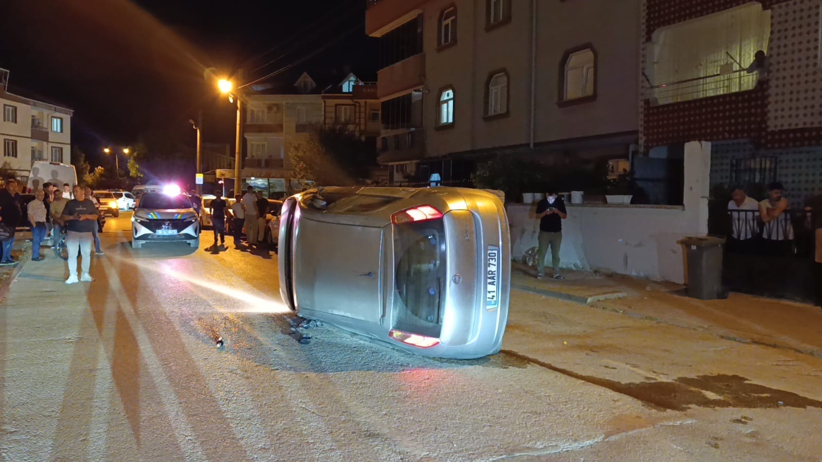Park halindeki otomobile çarpıp yan yattı, sürücüsü olay yerinden kaçtı
