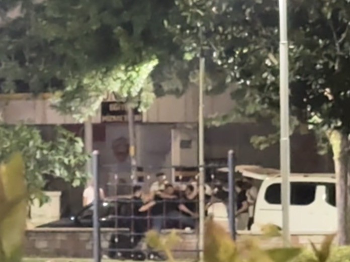 Parkta tekme tokatlar havada uçuştu
