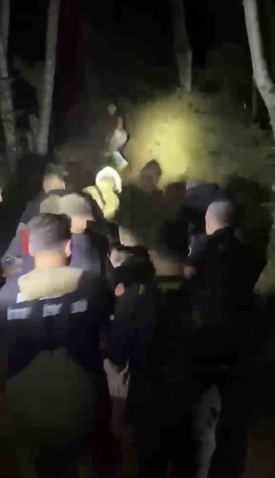Patikadan yamaca düşerek mahsur kalan bir kişi, itfaiye tarafından kurtarıldı
