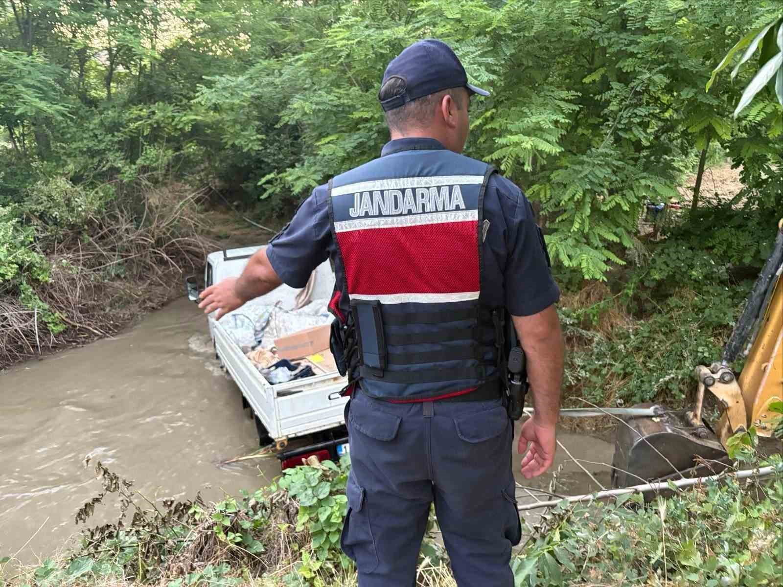 Patlayan boru kamyoneti dere içinde mahsur bıraktı
