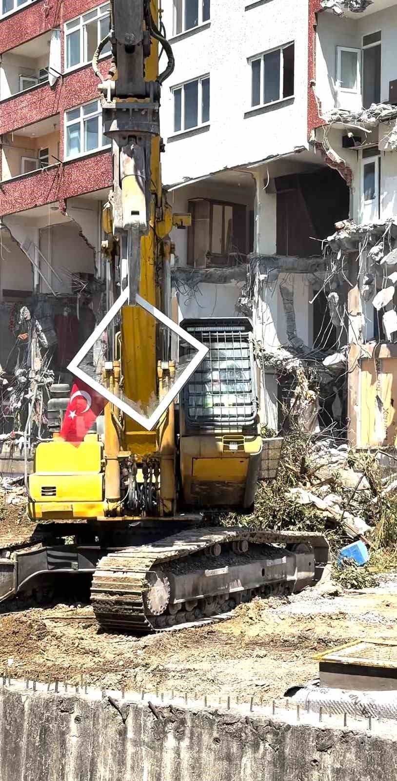 Pendik’te yıkım sırasında dikkat çeken hassasiyet: Kepçe operatörü Türk Bayrağı için çalışmayı durdurdu
