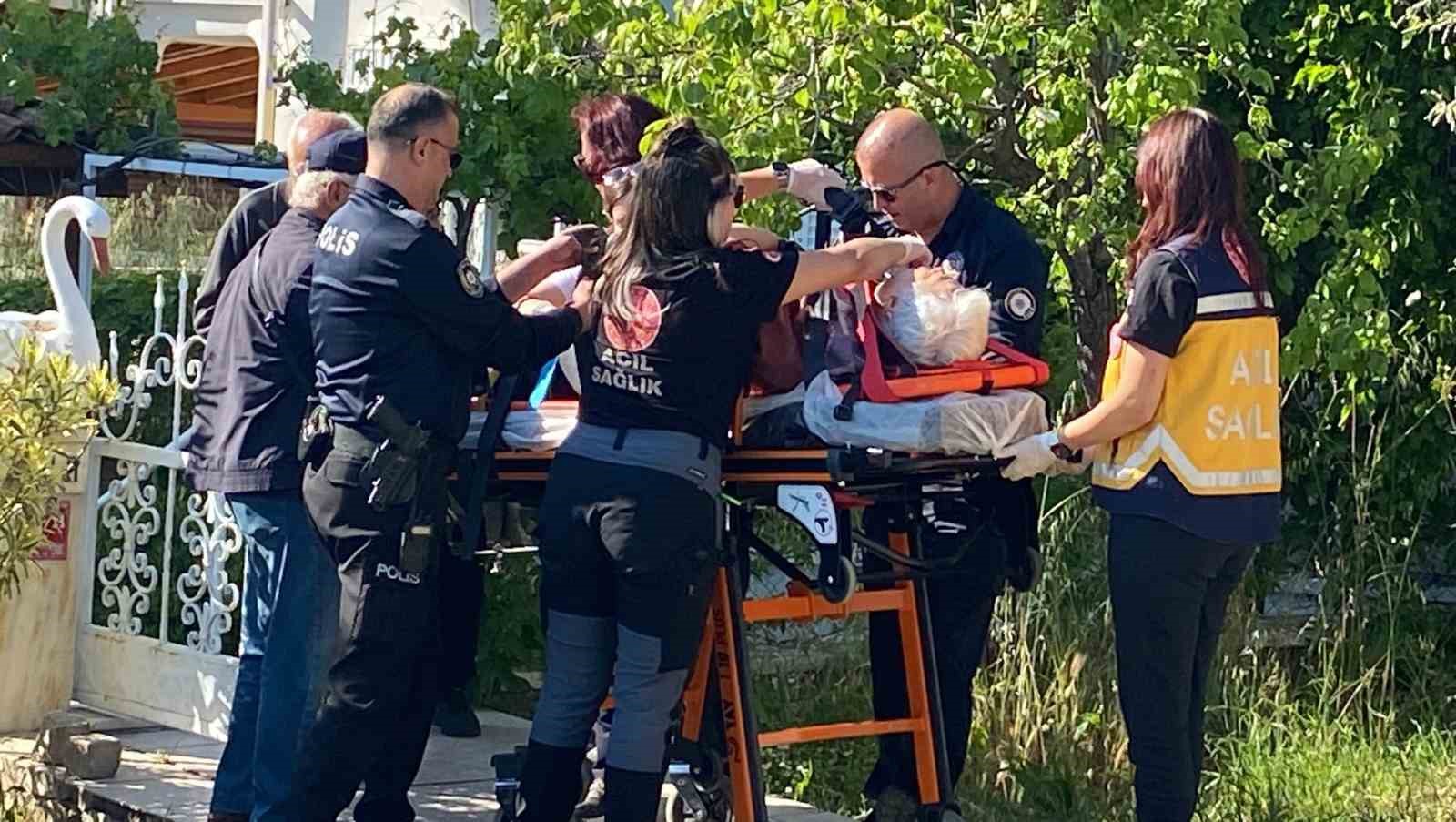 Perde takarken düşen yaşlı kadın hastanelik oldu
