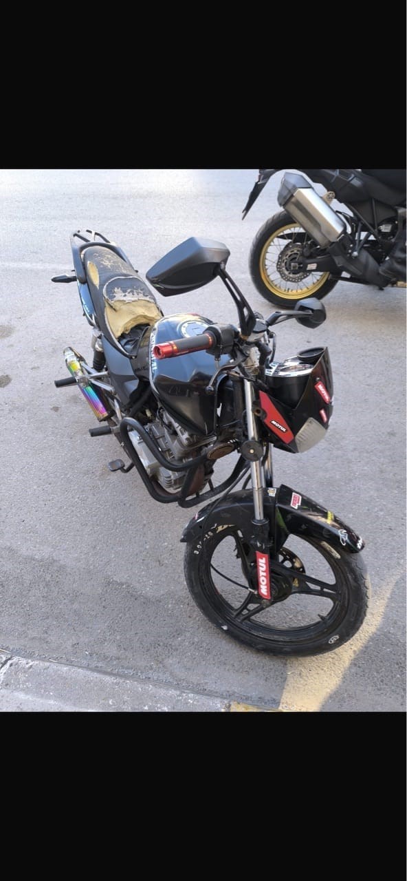 Plakasız motosikletle yola çıkan ehliyetsiz sürücüye 105 bin lira ceza
