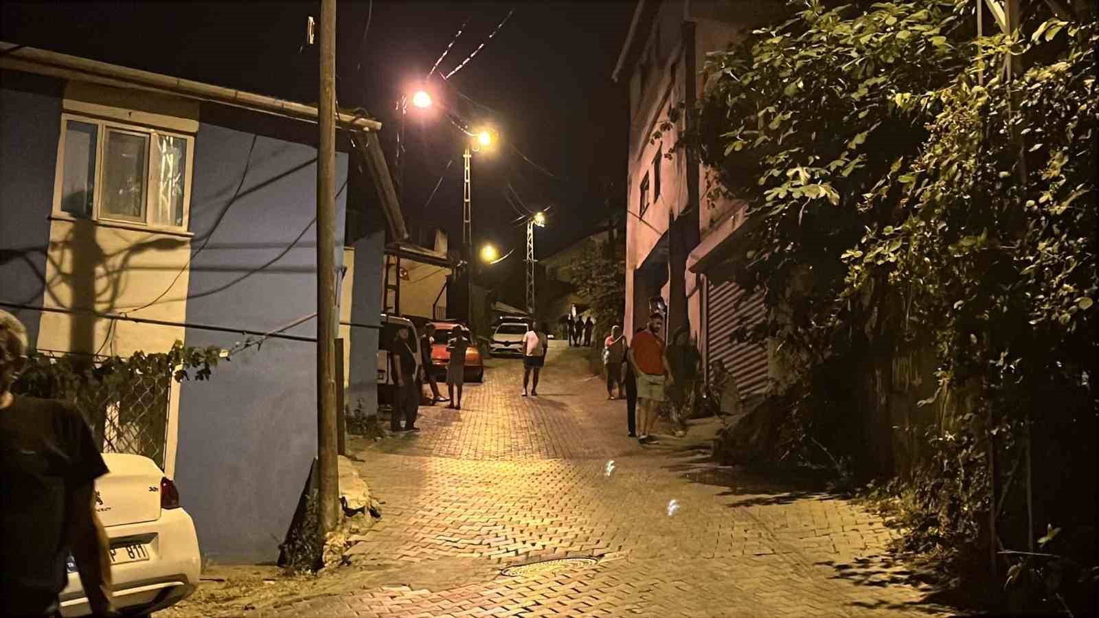 Pompalı tüfekle geldi, gece yarısı mahalleliyi sokağa döktü: 1 yaralı
