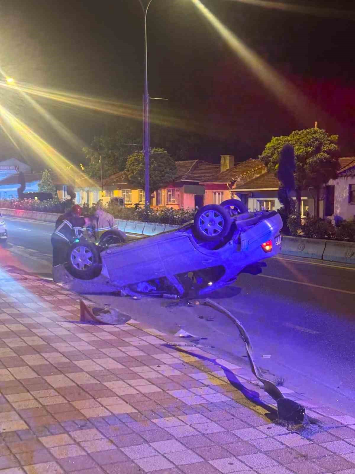 Refüje çarpan otomobil ters döndü: 2 yaralı
