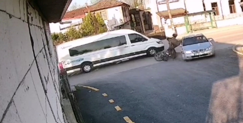 Sağdan sollayan motosikletli otomobile çarptı: Kaza anı kameraya yansıdı
