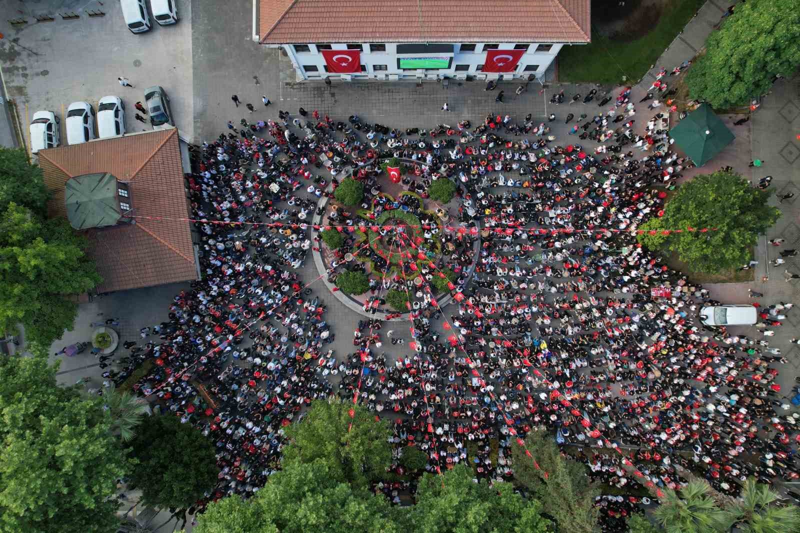 Sakaryalılar kırmızı beyazları giyip dev ekranda milli takım heyecanı yaşadı
