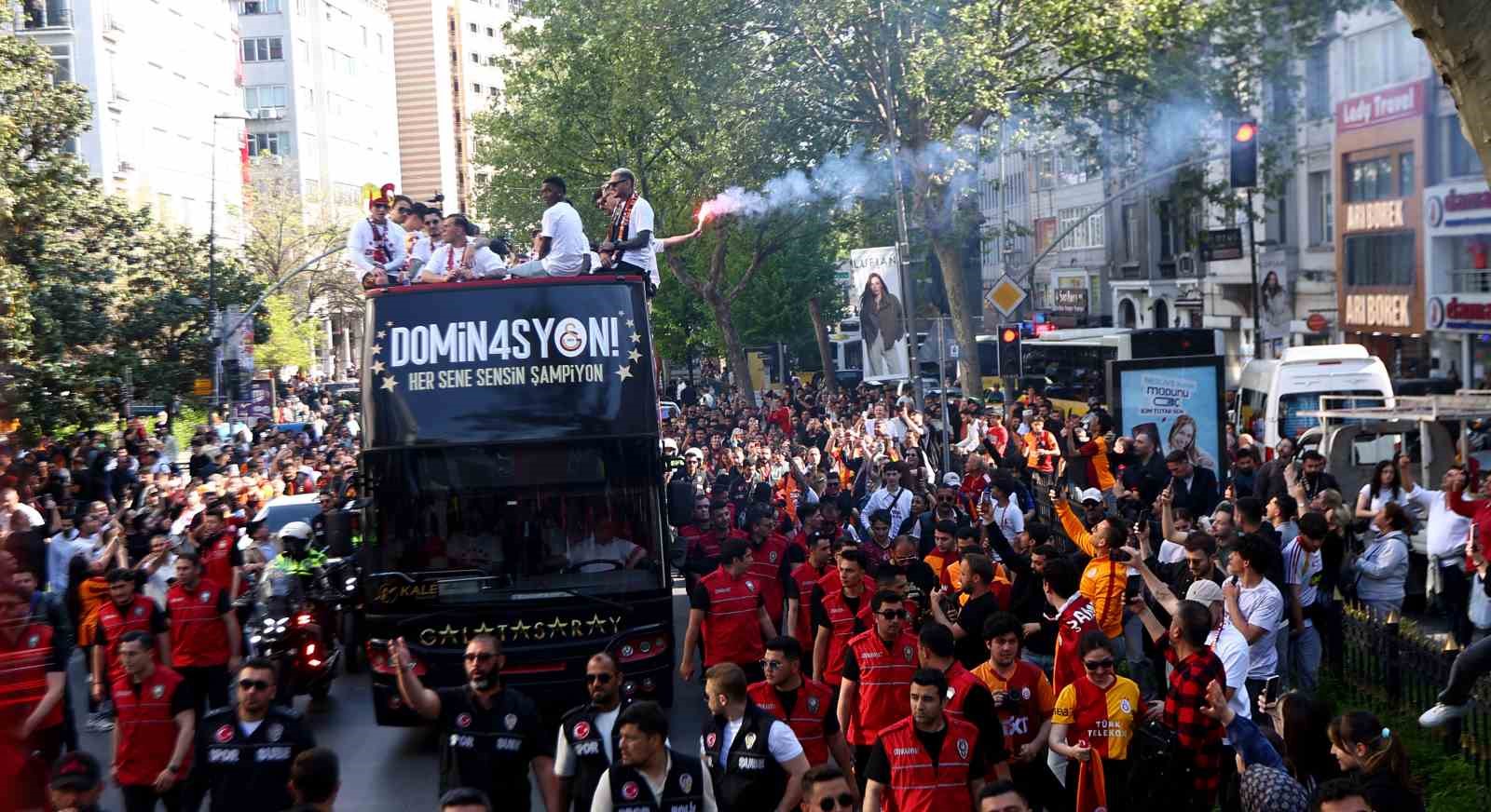 Şampiyon Galatasaray üstü açık otobüsle şehir turu attı
