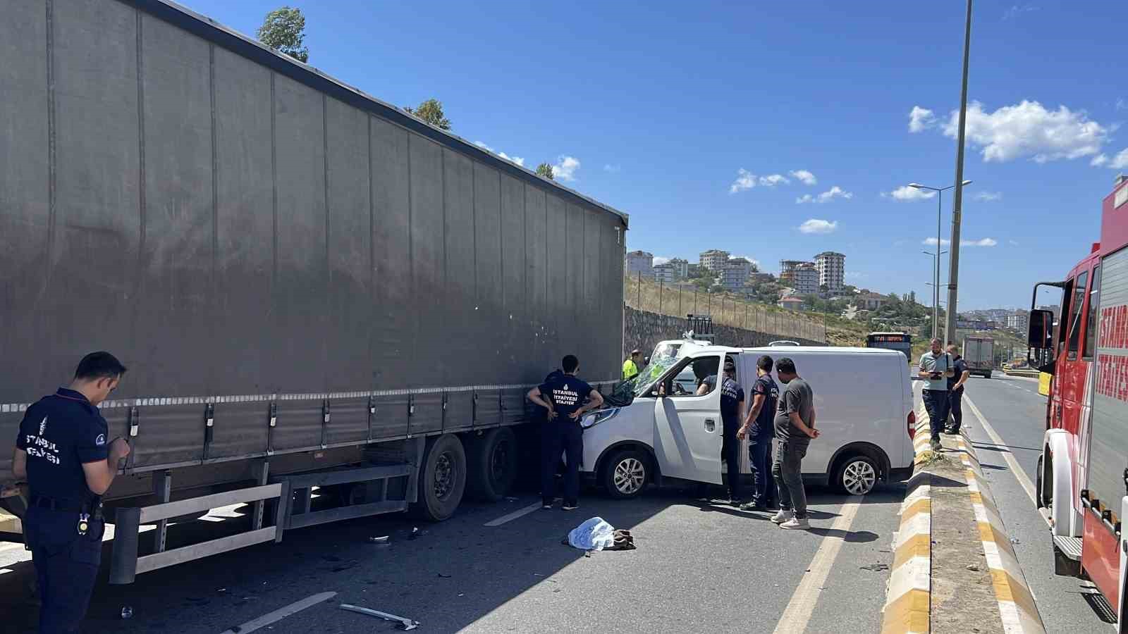 Sancaktepe’de tıra çarpan araç hurdaya döndü: 2 yaralı
