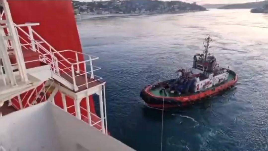 Sarıyer’de yalıya metreler kala karaya oturan konteyner gemisi yüzdürüldü
