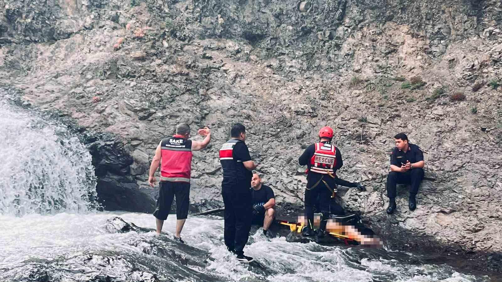 Serinlemek için girdiği derede akıntıya kapılan gencin cansız bedenine ulaşıldı
