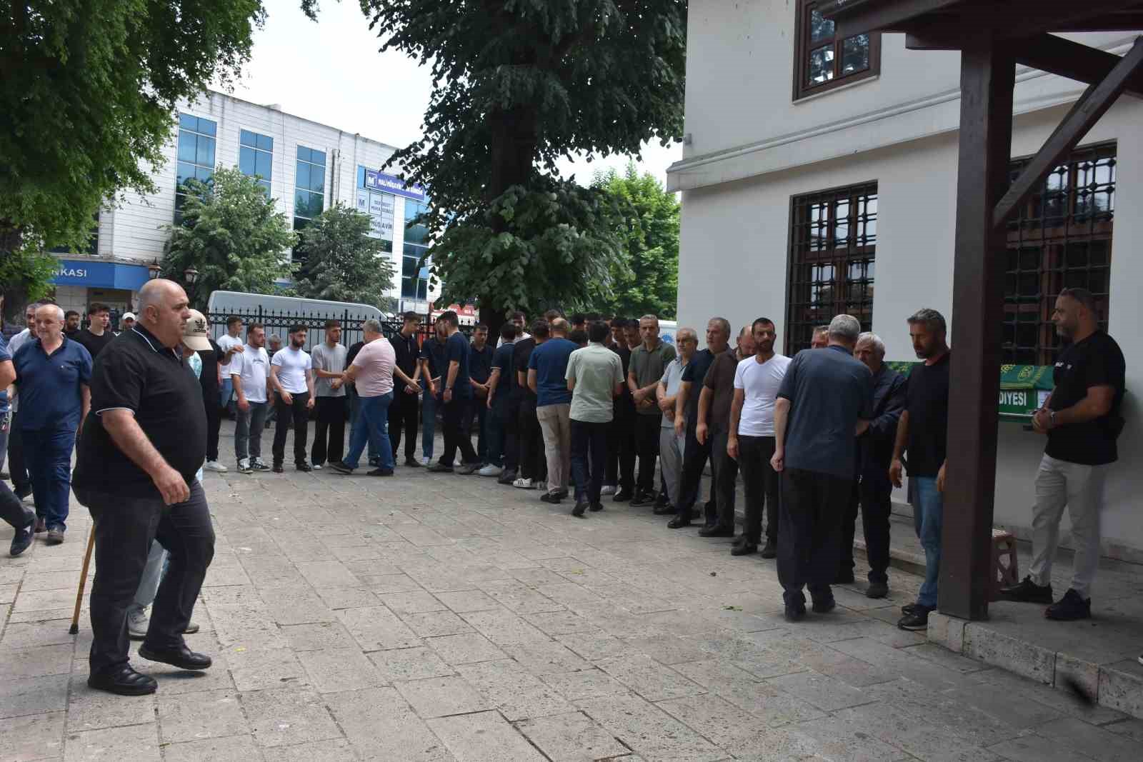 Serinlemek için girdiği derede boğulan genç son yolcuğuna uğurlandı

