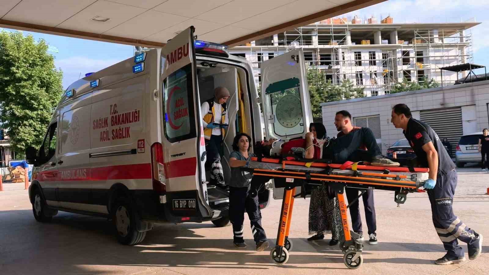 Seyir halindeyken fenalaşan motosiklet sürücüsü park halindeki araca çarptı
