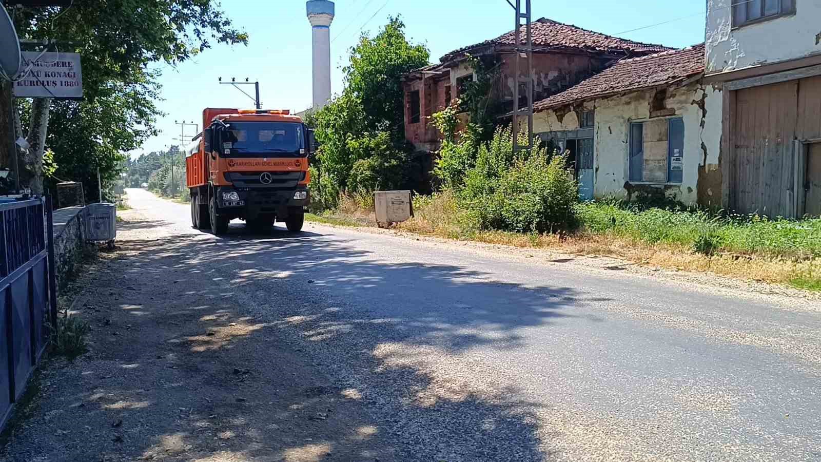 Sıcaklığın 35 dereceyi bulduğu Bilecik’te asfalt eridi
