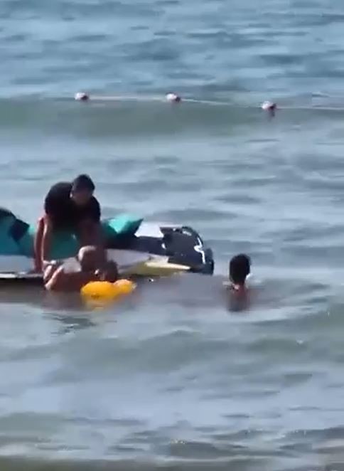 Silivri’de denizde boğulma tehlikesi geçiren vatandaş kurtarıldı
