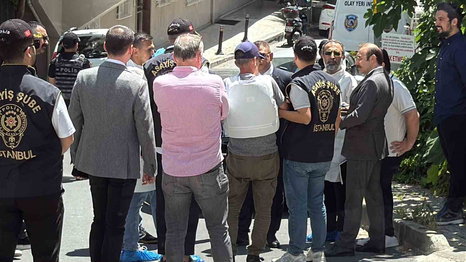 Şişli Fulya’daki evinin önünde 24 Mart 2016 günü silahlı saldırıya uğrayan Mezdeke grubu üyesi Aynur Kanbur’un ölümüyle ilgili olay yerinde keşif yapılıyor. Cinayeti itiraf eden Bülent Gündüz’ün de olay yerinde bulunduğu öğrenildi.
