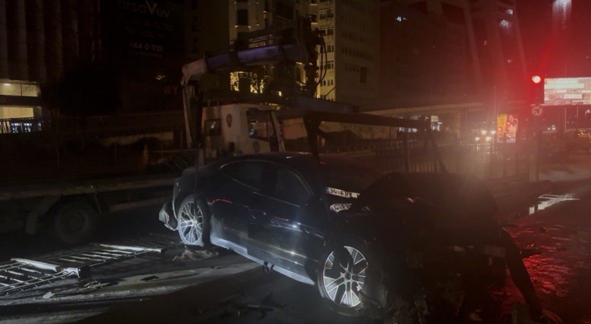 Şişli’de lüks otomobil kaza yaptı: 3 yaralı
