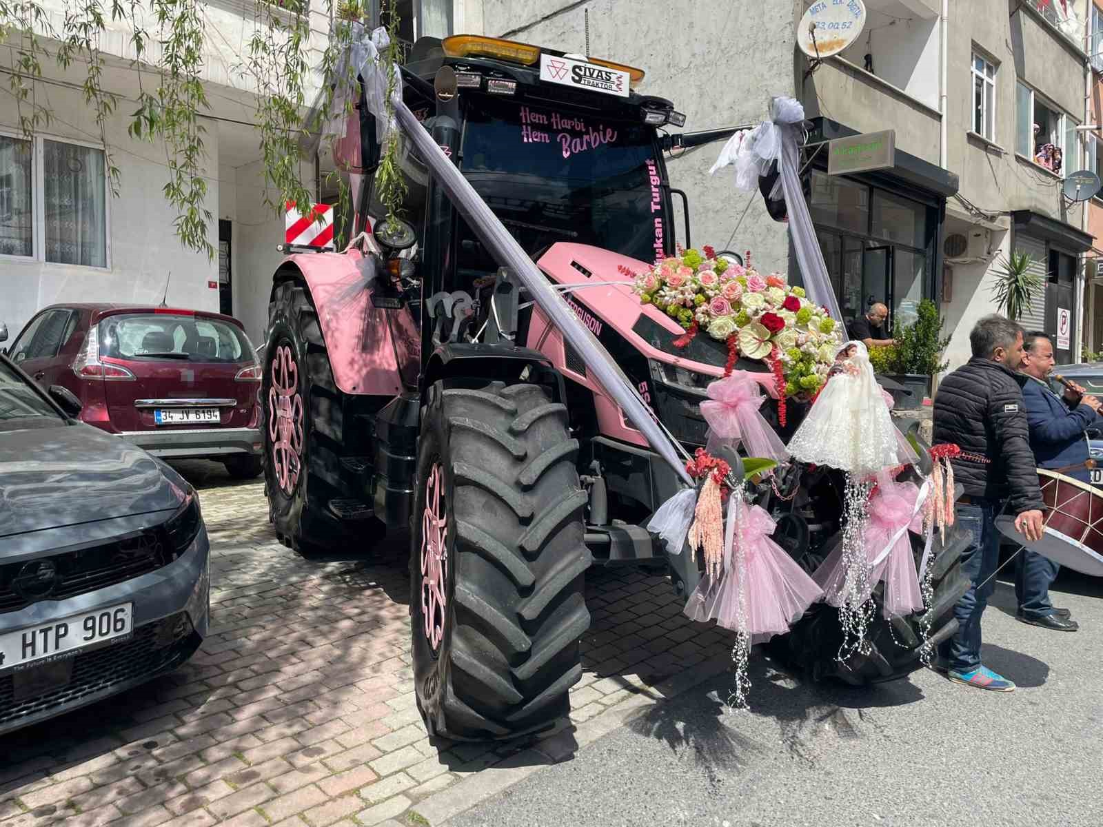 Sivas’tan İstanbul’a getirdiği pembe traktörle gelin almaya gitti
