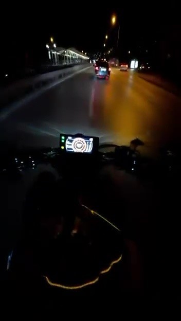 Sollamak isterken otomobile çarptı: Motosikletteki 2 kişi ölümden döndü
