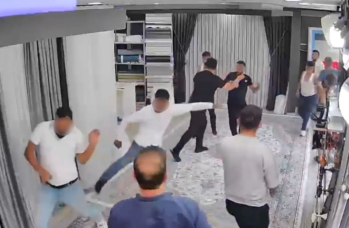Sopa ve bıçakla kovaladıkları adam perde dükkanına dalınca ortalık karıştı; o anlar kamerada
