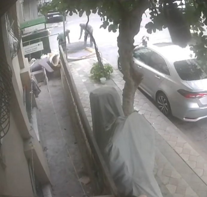 Sultangazi’de hurdacılar çöp konteynerini "atölyeye" çevirdi
