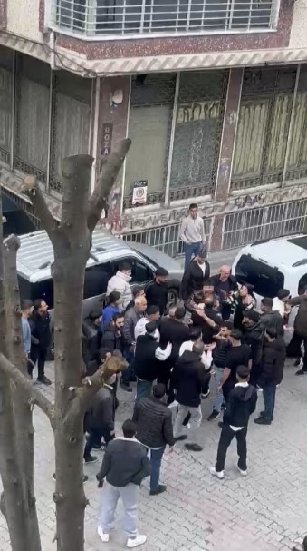 Sultangazi’de iki grup birbirine girdi: Silahların kullanıldığı kavgada 1 gözaltı
