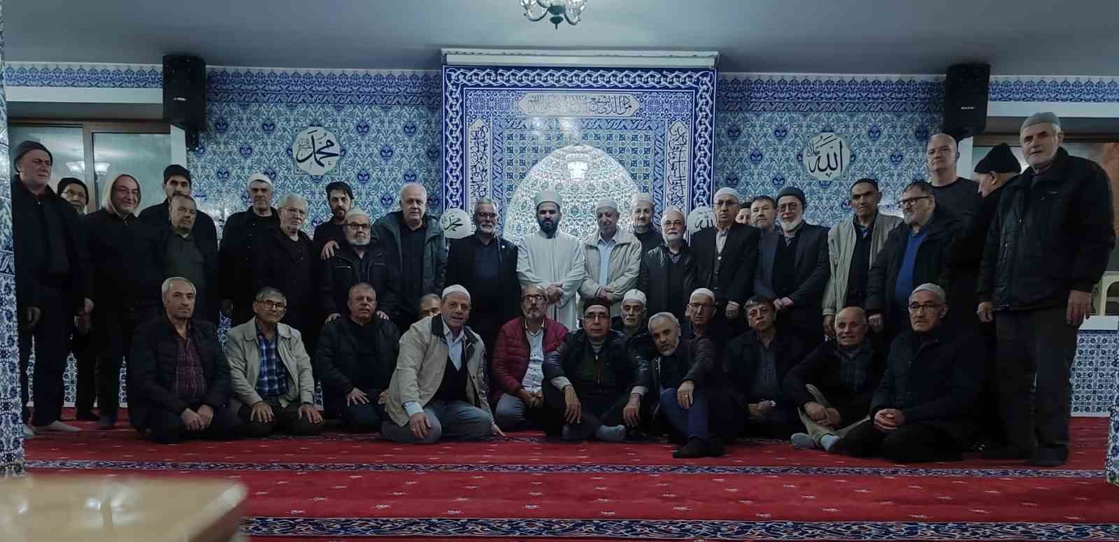 Suriyeli Abdülkerim Ömer’e cami cemaatinden anlamlı uğurlama
