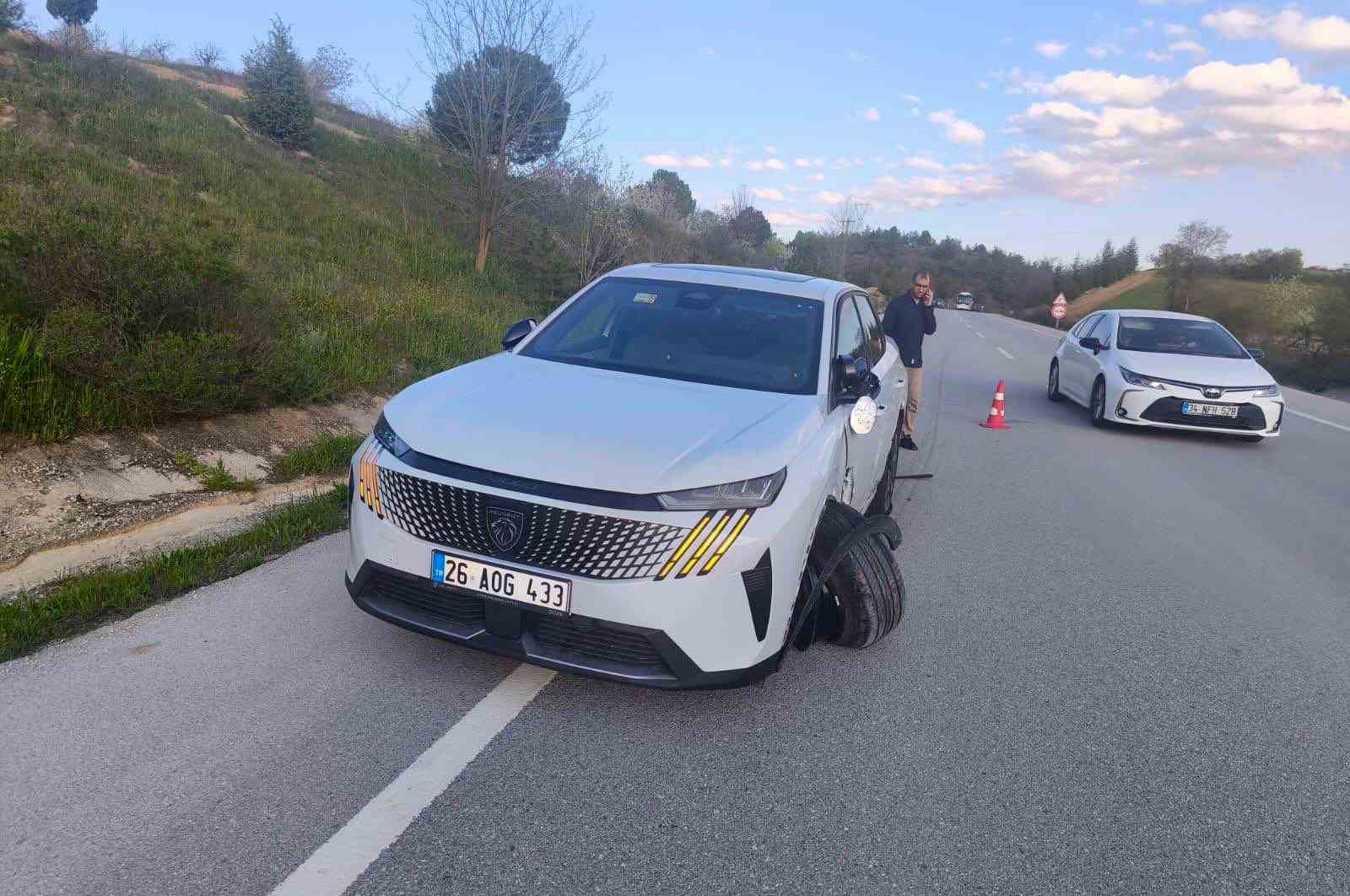 Sürücü karşı şeritten gelen otomobile çarptı: 1 yaralı
