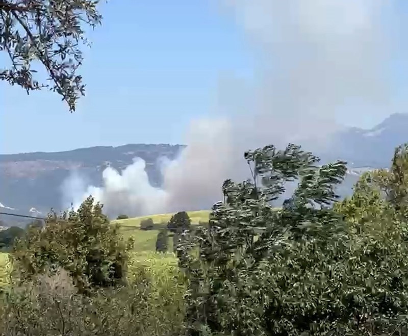 Susurluk’ta çıkan yangına havadan müdahale ediliyor
