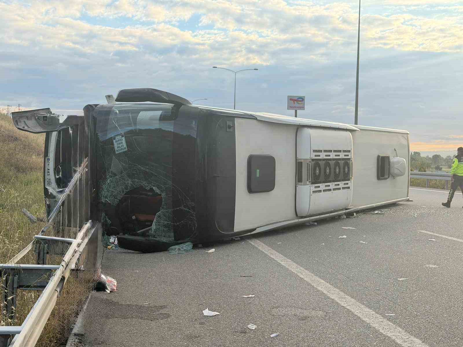 Susurluk’ta yolcu otobüsü devrildi: 25 yaralı
