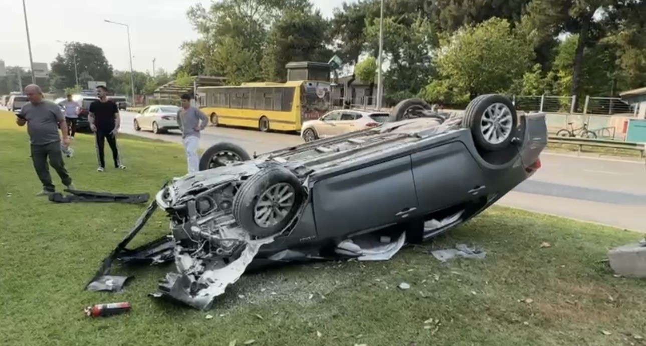 Takla atan araçtan burunları kanamadan çıktılar
