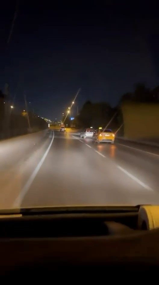 Taksiciler aracı kıskaca aldı, tehlikeli anlar kamerada
