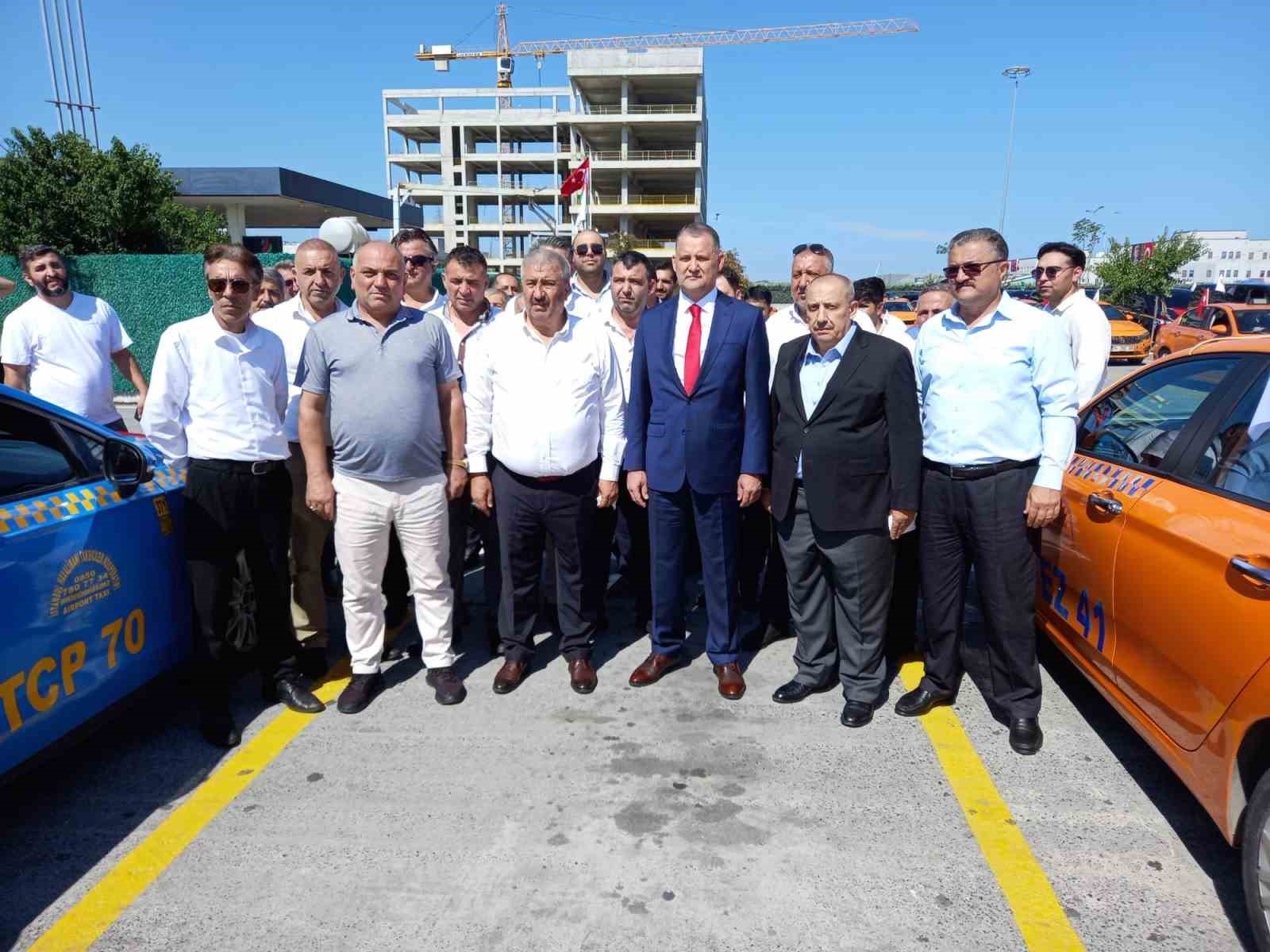 Taksiciler tarafından düzenlenen "15 Temmuz Korteji" Atatürk Havalimanı’na doğru yola çıktı
