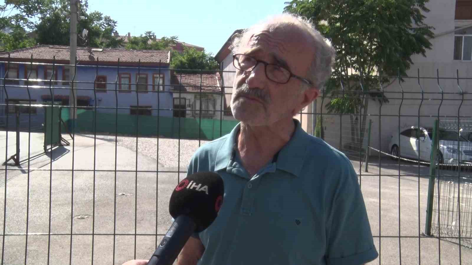 Tarihi mezarın üzeri çakıl taşlarıyla kapatılıp otopark görünümü verildi
