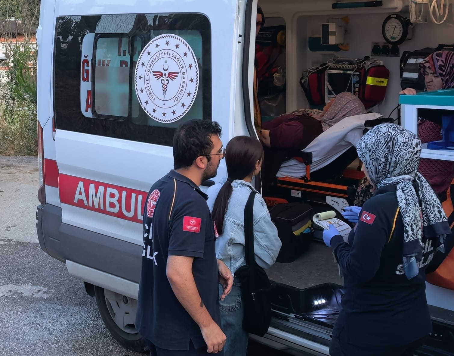 Tarım işçilerini taşıyan servis devrildi 6 işçi yaralı
