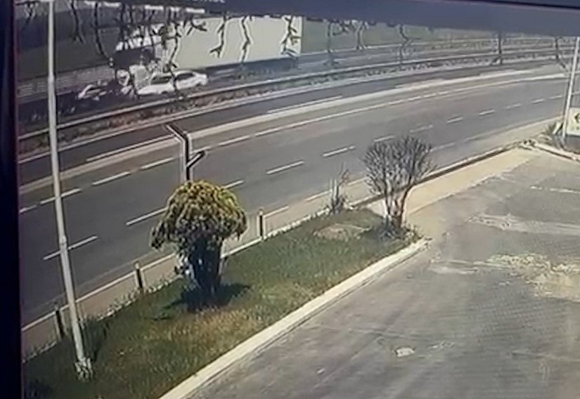 Tekirdağ’da feci kaza kamerada: İki tırın arasında kalan araçtan sağ çıktı
