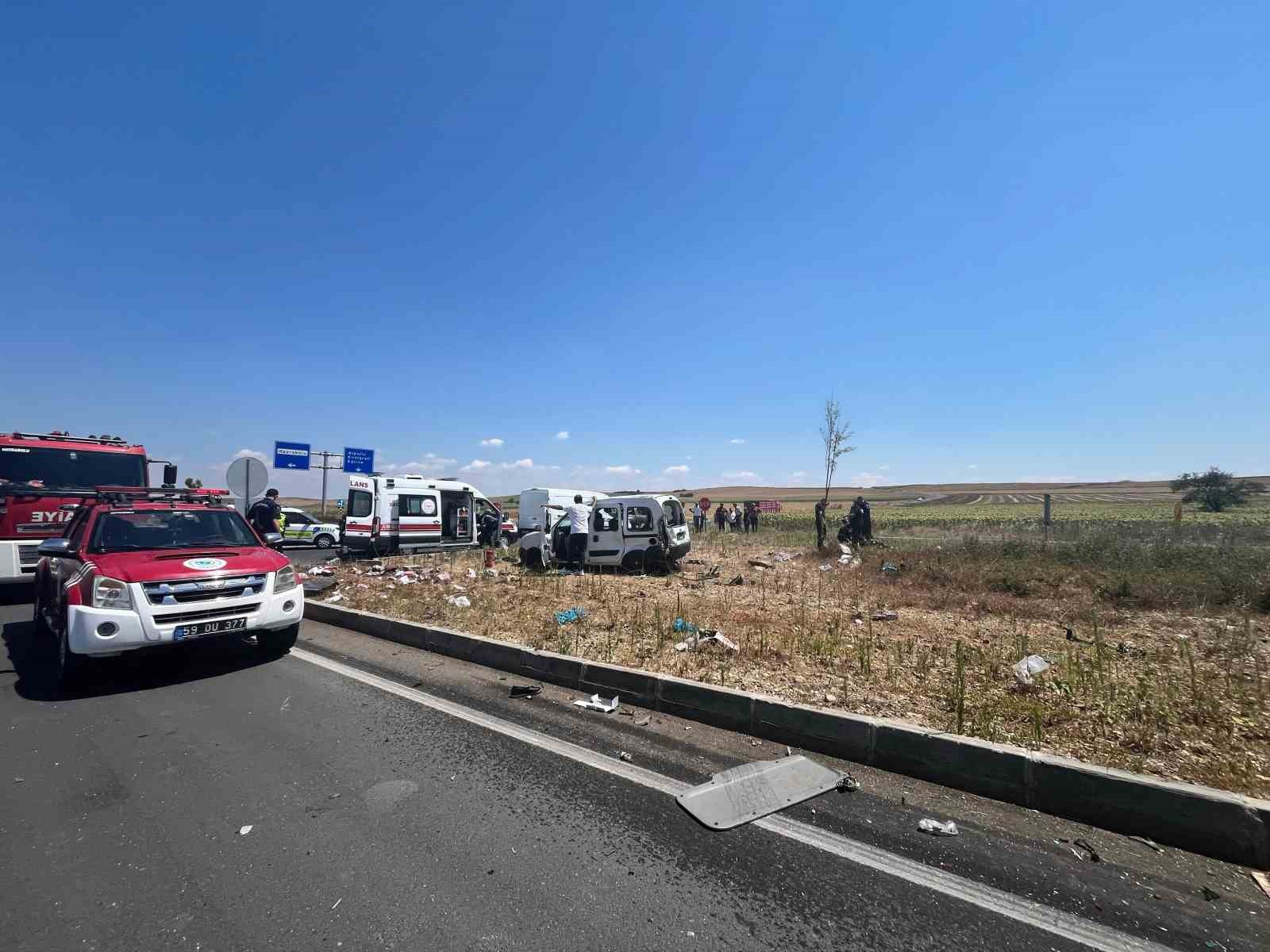 Tekirdağ’da kamyon ile otomobil çarpıştı: 2 ölü, 3 yaralı
