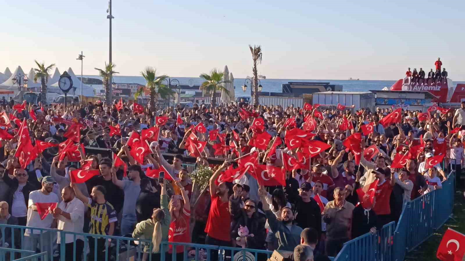 Tekirdağ’da milli coşku: Taraftarlar sahili doldurdu
