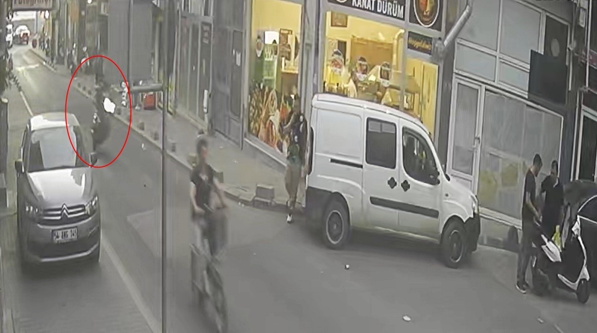 Tekirdağ’da ön teker şovu kazayla bitti, yaya ezilmekten son anda kurtuldu: Korkunç anlar kamerada
