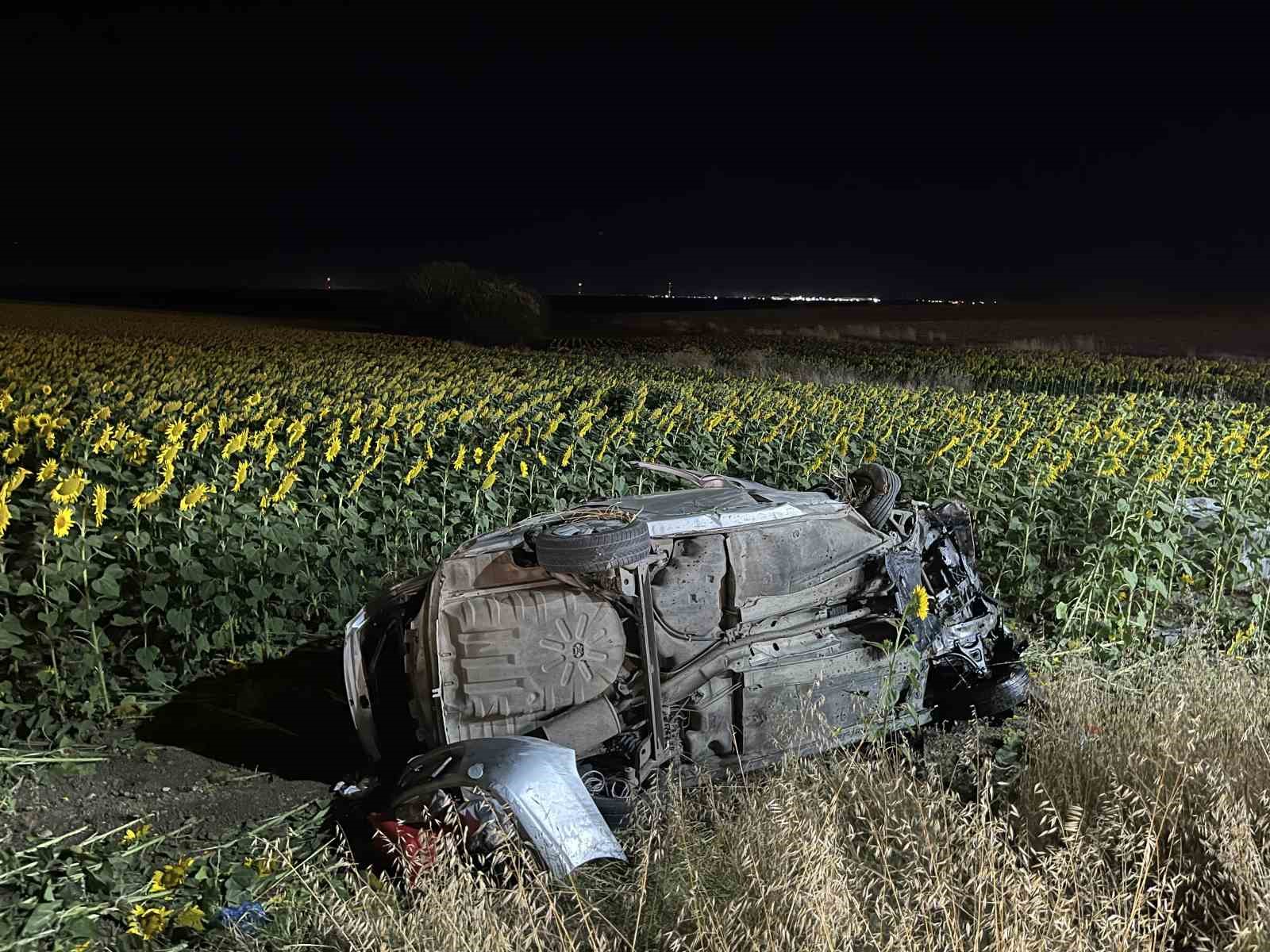 Tekirdağ’da otomobil beton bloğa çarparak tarlaya devrildi: 3’ü çocuk 5 yaralı
