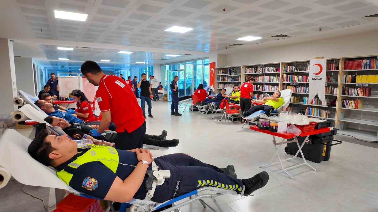 Tekirdağ’da polis ve jandarmadan örnek dayanışma: Kızılay’a kan bağışı

