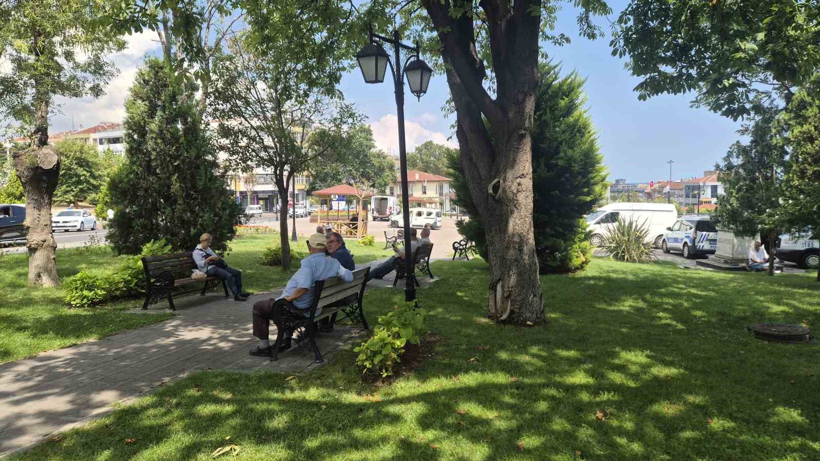 Tekirdağ’da sıcaktan bunalanlar gölgelik alanlara sığındı
