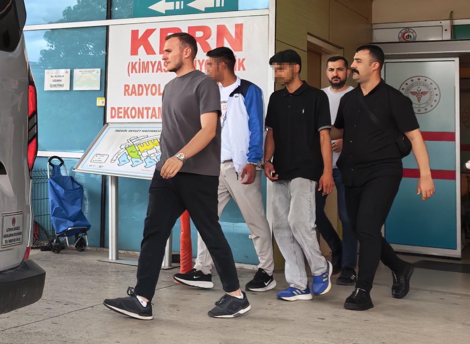 Tekme tokat dövdükleri gencin kolyesini çalıp kaçtılar
