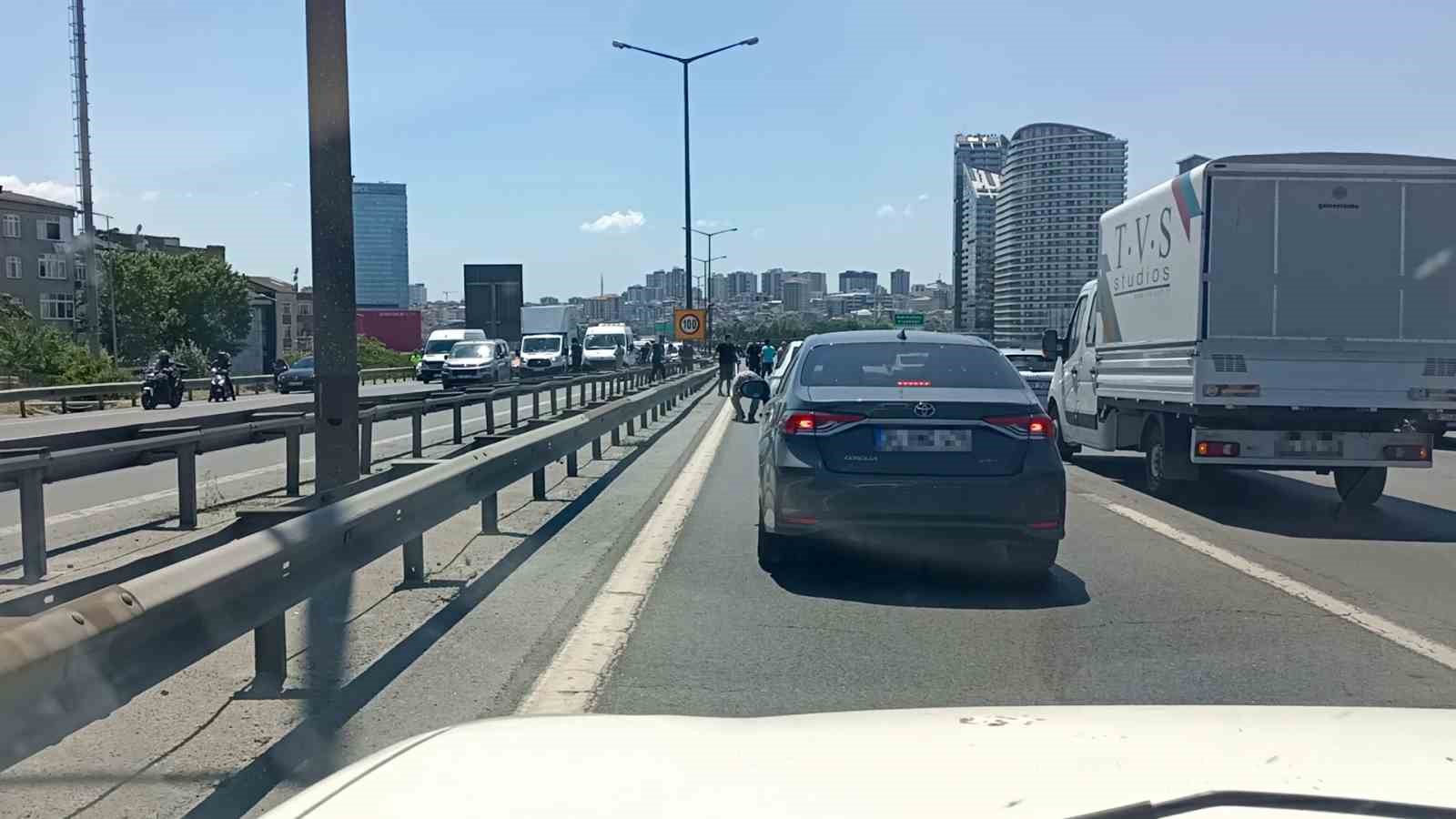 TEM’de para götüren motokurye düştü, yola saçılanları vatandaşlar topladı
