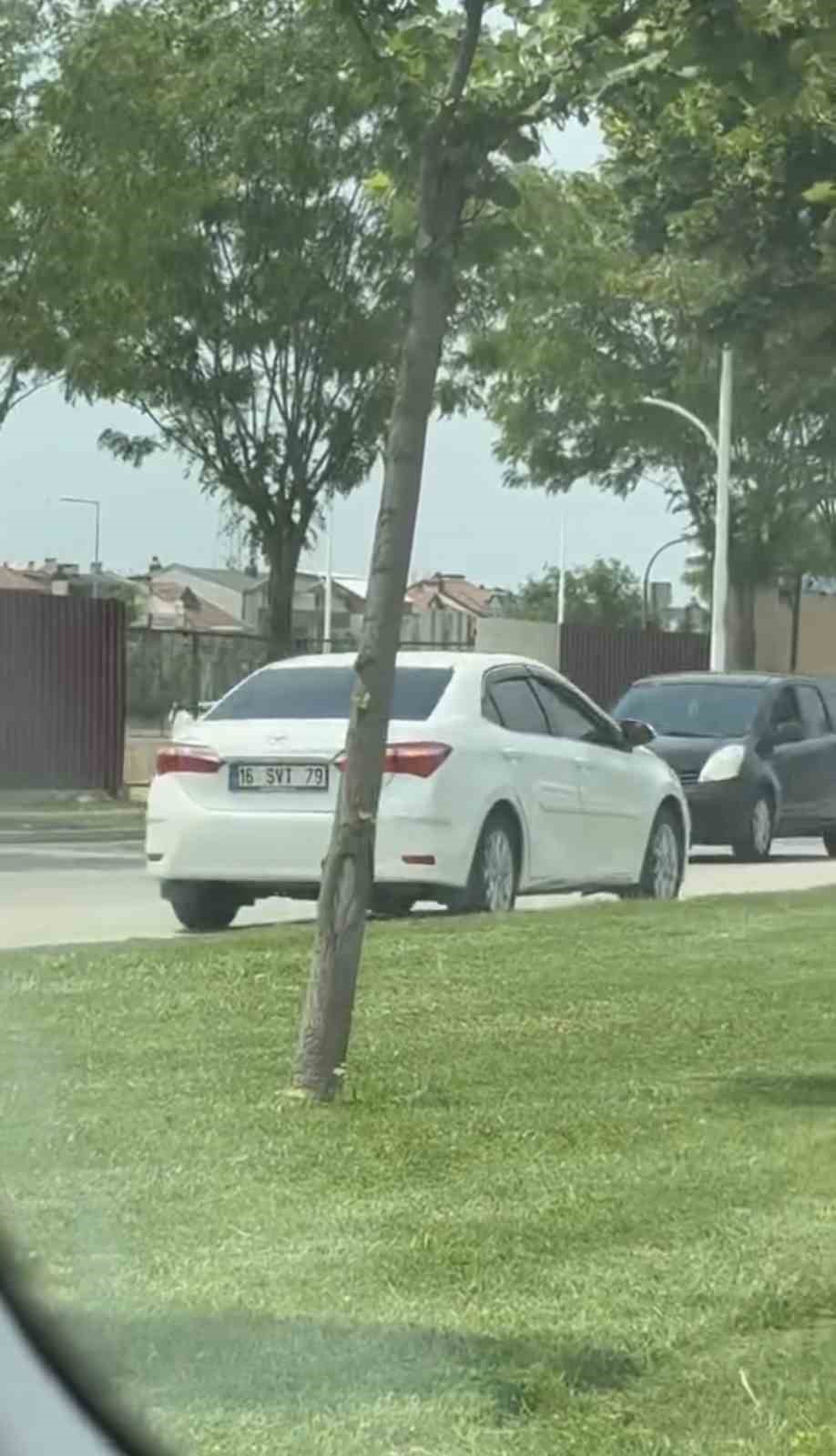 Ters şeritten giden otomobil, trafiği böyle kilitledi
