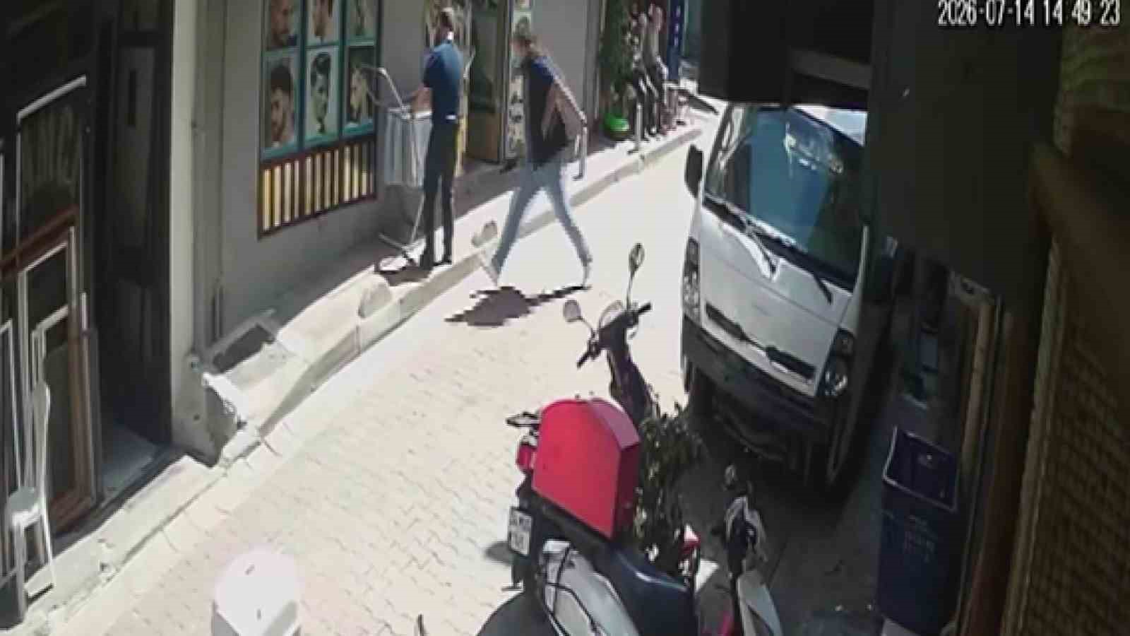 Tıraşını beğenmedi günler sonra berberini bıçakladı, o anlar kamerada
