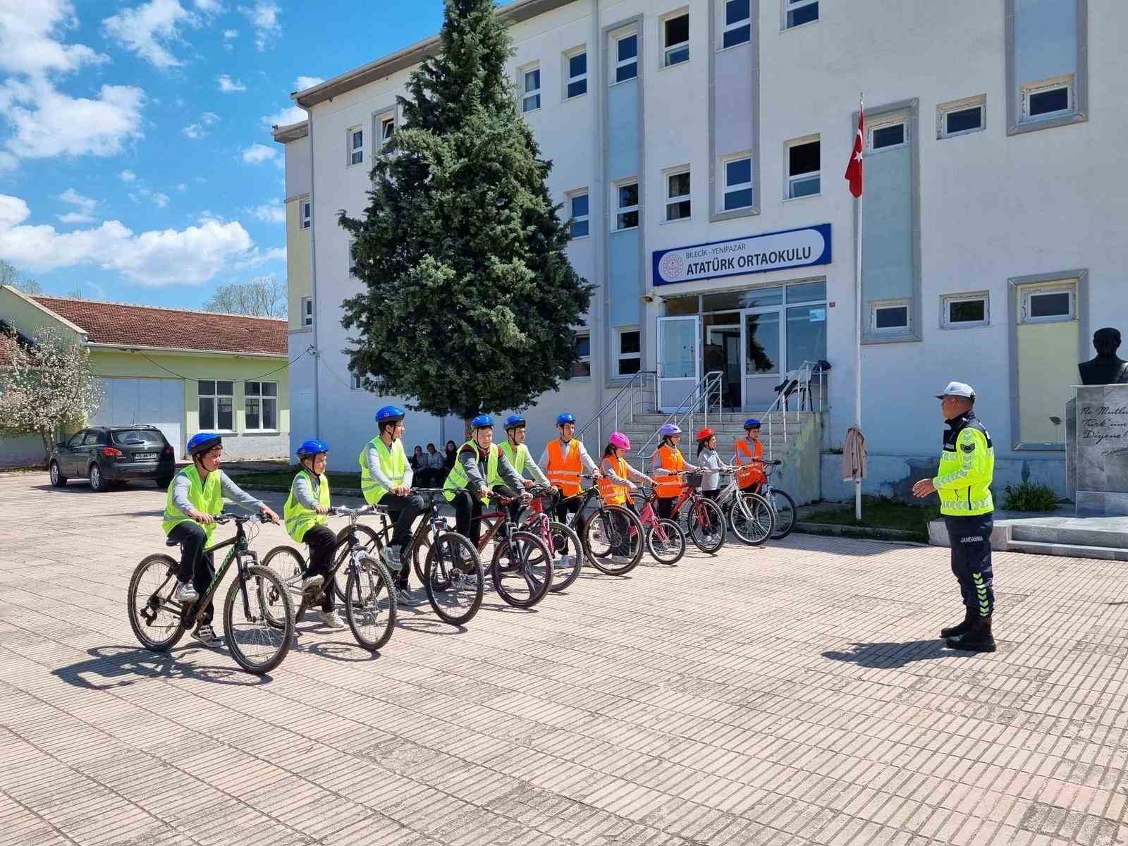 Trafik Haftasında öğrencilere uygulamalı eğitim
