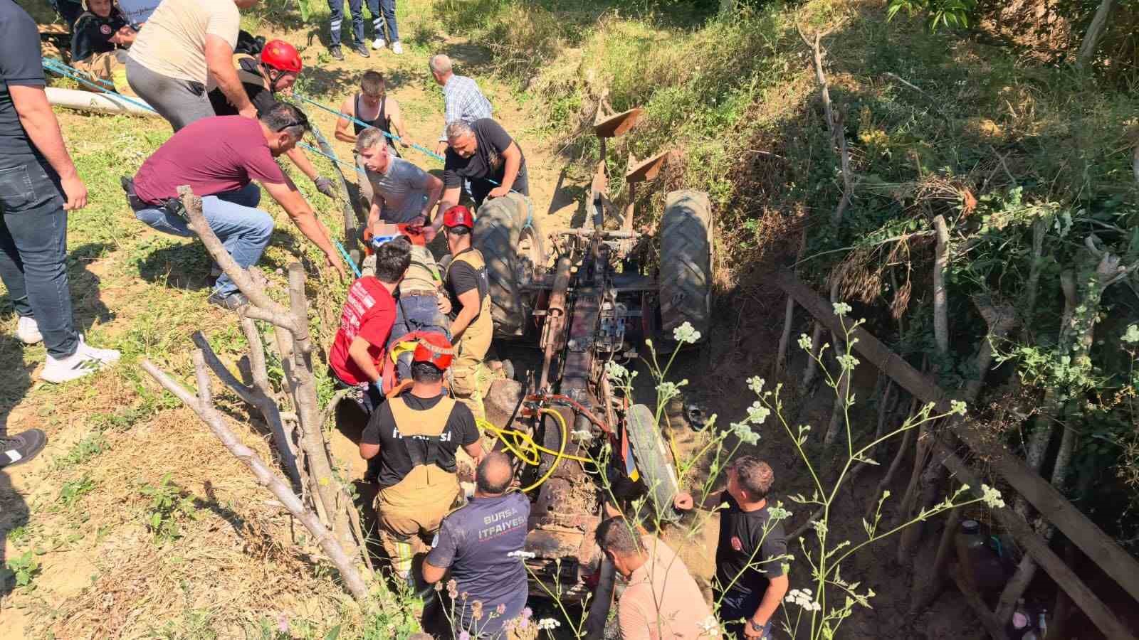Traktörün altında kalan adam ağır yaralandı
