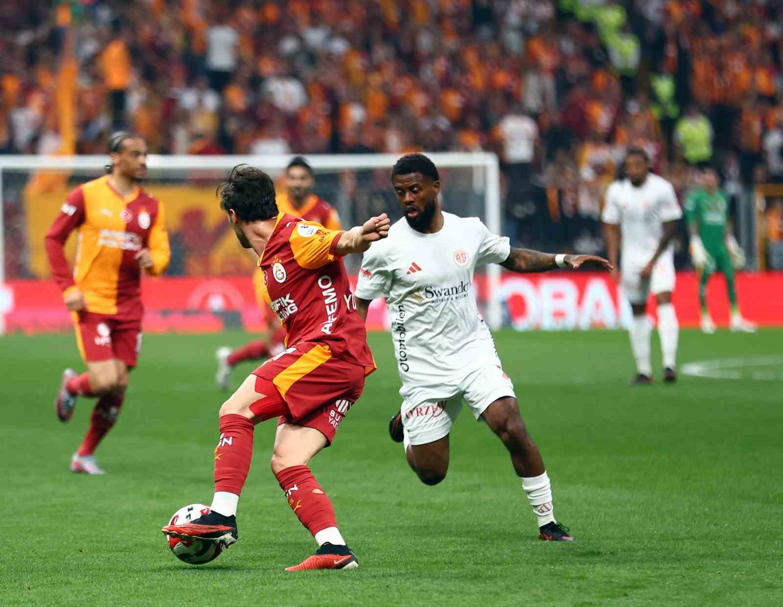 Trendyol Süper Lig: Galatasaray: 0 - Antalyaspor: 0 (Maç devam ediyor)
