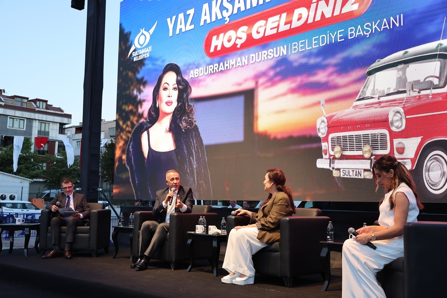 Türkan Şoray, Sultangazililerle unutulmaz bir yaz akşamında buluştu
